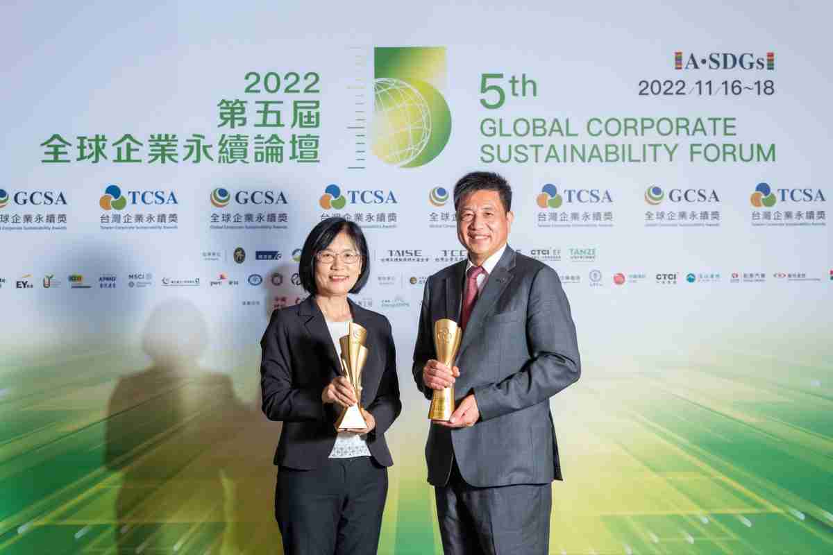 彩运网作为净零碳排先锋，，，期引领价值链伙伴同行共好，，，，卫冕制造业组“十大典范企业” 二连冠殊荣(左：彩运网光电永续长古秀华，，，，右：彩运网光电董事长暨执行长彭双浪)