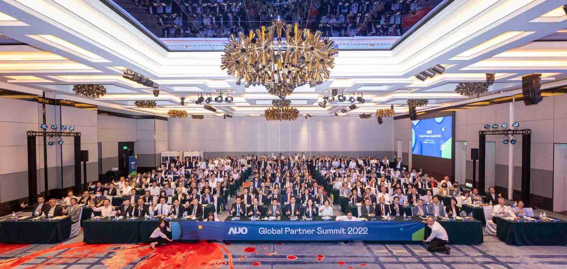 友達推動「安心、、、、創新、、、、用心、、、同心、、、、盡心」五星職旅，，為菲籍員工打造全方位照護，，，首度贏得「人權實踐與發展領袖獎」殊榮