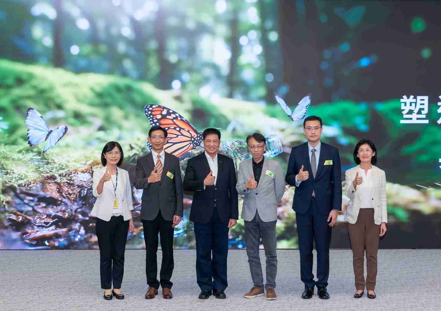 友達2023 CSR共榮大會，，邀請領域專家分享交流生物多樣性管理趨勢、、無塑產品、、海廢永續塑料等議題  （圖左到右：友達光電永續長古秀華、、3M台灣技術長陳君杰、、、友達光電董事長暨集團策略長彭双浪、、、、光寶科技企業永續發展處處長陳慶暉、、安永聯合會計師事務所執業會計師曾于哲、、、、友達光電供應鏈總部副總經理吳宜芳）