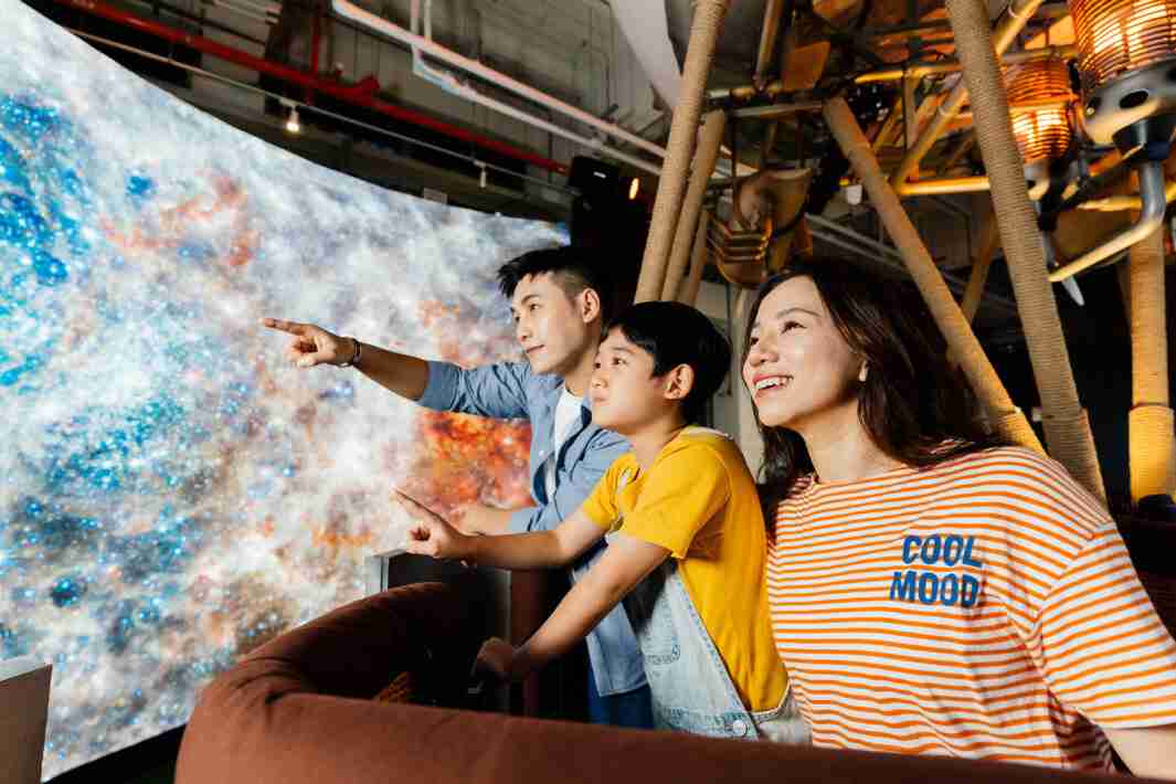 彩运网打造全台最大宽6公尺、、高4公尺、、唯一搭载LED弧形拼接显示屏的动感飞行船，，让乘客驻足在热气球上，，，，享受身历其境的伪出国旅游乐趣