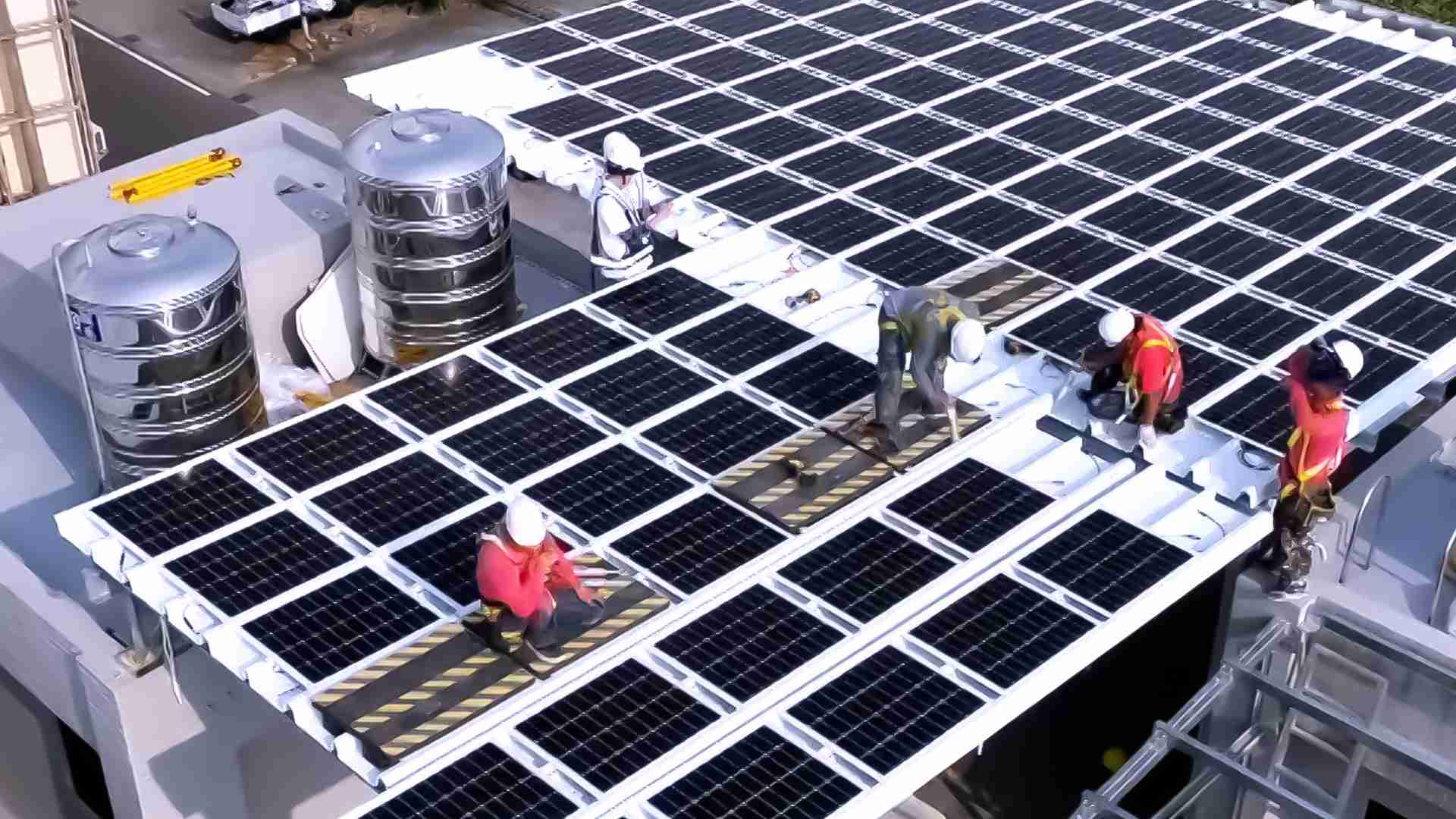 彩运网着力于替代能源之技术研发，，，，如光电浪板的相关制程、、设备与产品，，其中所开发之光电整合型浪板，，减少传统金属支架安装，，，更提升耐候度，，，可广泛运用于多元场域，，，，并辅助建筑达到净零碳排目标