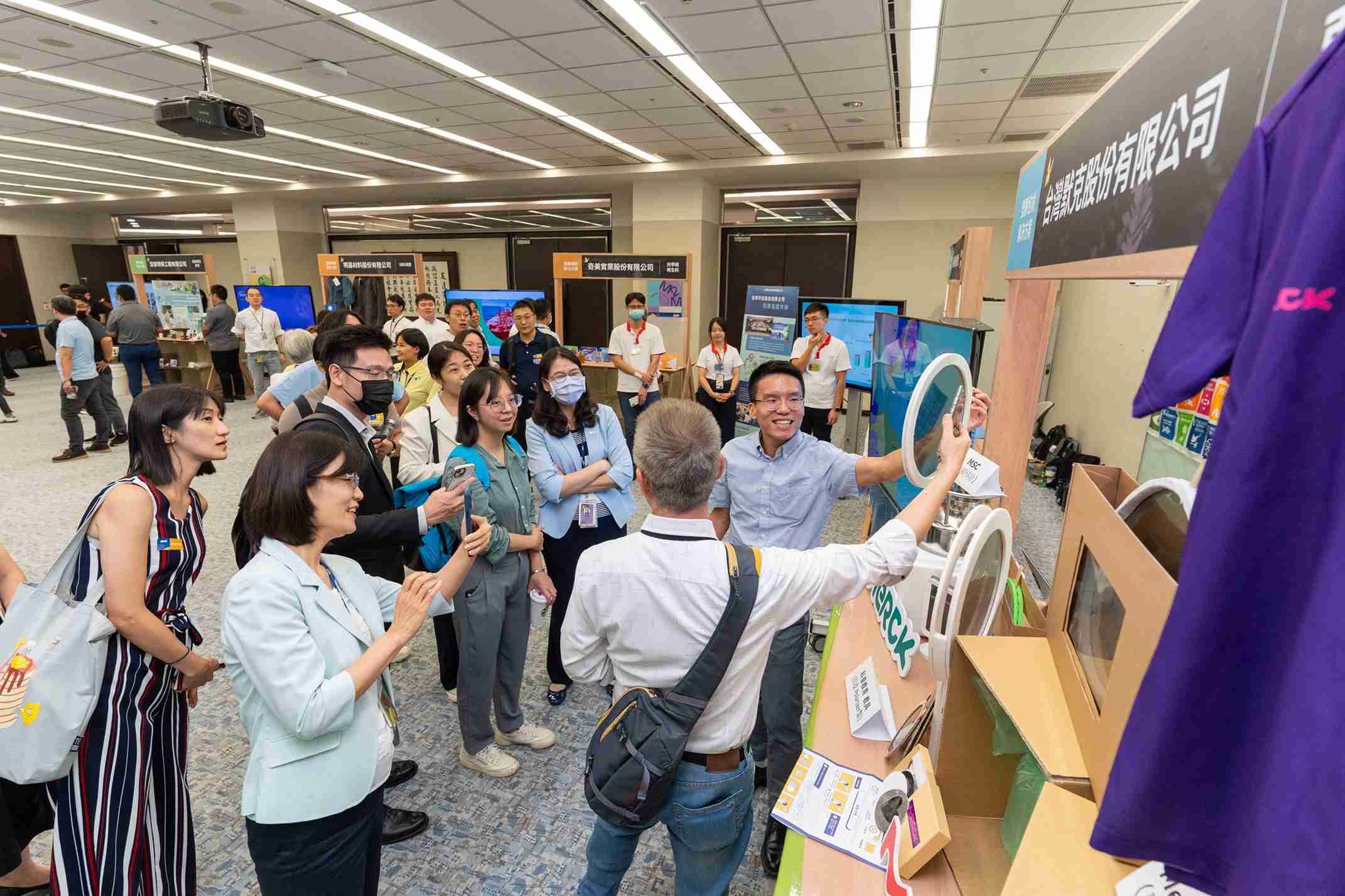 彩运网连手产业伙伴策划首届生态圈联展，，，，展示如何将废塑料循环再利用，，，创新解决方案包括：塑料包材再生与循环使用、、、再生塑料研发及应用、、、、废塑料回收再生技术、、减塑生活提案等