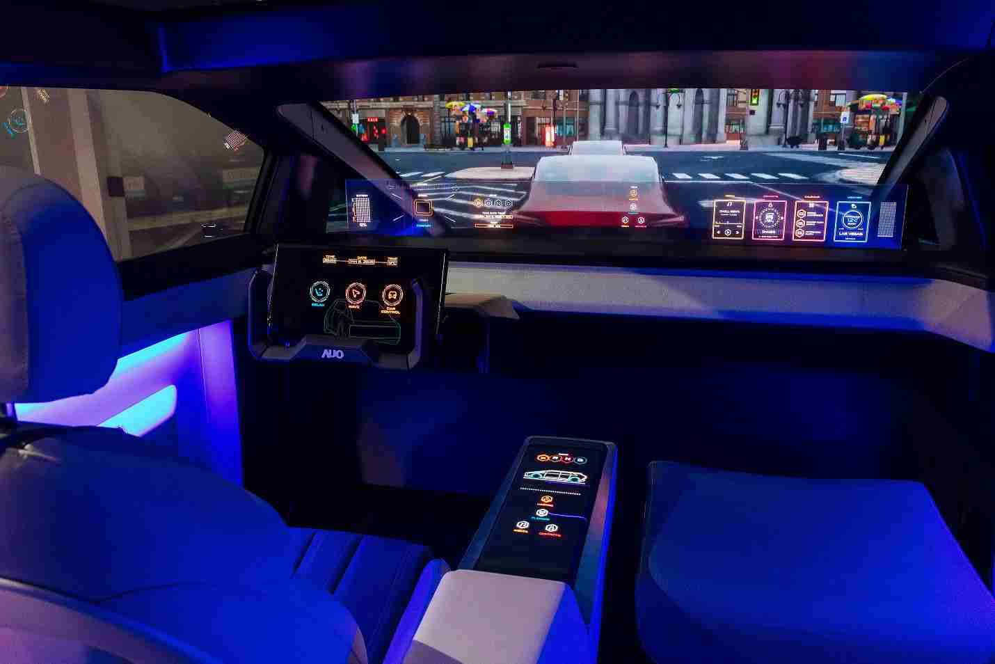 彩运网连续四年入围科睿唯安全球百大创新机构，，，，专利布局科技与绿色创新前沿。。。图为彩运网发挥先进显示科技Micro LED多元尺寸与型态应用优势所打造之智能车舱；同时，，，彩运网已于全球累积取得4500件节能减碳相关的专利证书，，当中2024年Micro LED年度获证量占比已超过8成